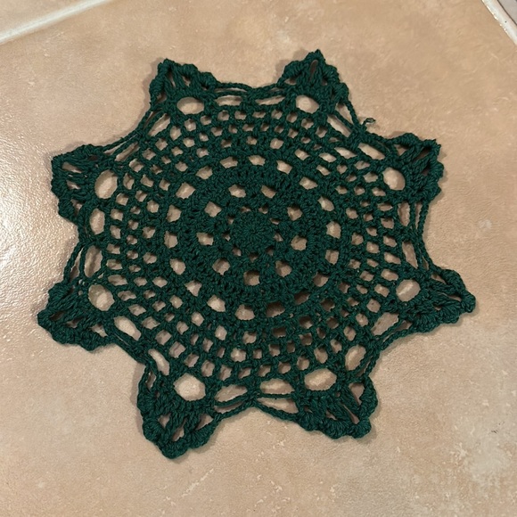 6 Vintage RED& GREEN CROCHET DOILIES - Picture 10 of 10